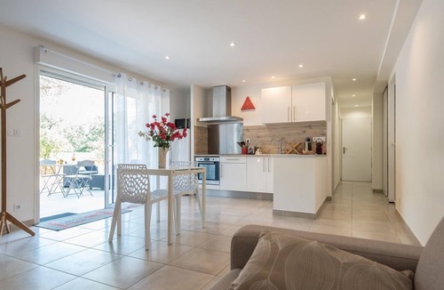 Saint-Genis Apartment | Cottage Cherry Estate Pedra Llampada