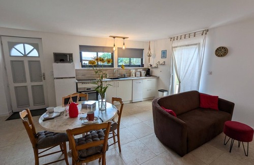Baignes-Sainte-Radegonde Cottage | Cottage with heated pool, enclosed garden and WiFi in Baignes