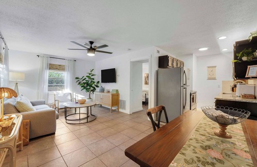 Flamingo Parks Apartment | Cottage 2 on Penn - With Pool!