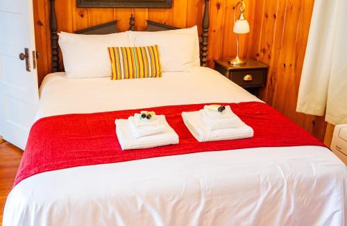 Wolfeboro Apartment | Cottage 5-6 - 2 Bedroom 1 Bath End Unit with Kitchenette Private Courtyard Pet Friendly fee applies