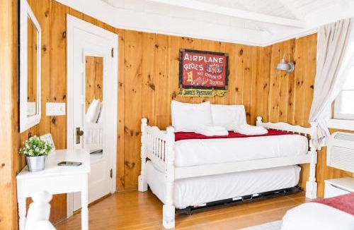 Wolfeboro Apartment | Cottage 5-6 - 2 Bedroom 1 Bath End Unit with Kitchenette Private Courtyard Pet Friendly fee applies
