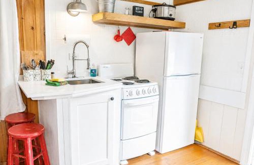 Wolfeboro Apartment | Cottage 5-6 - 2 Bedroom 1 Bath End Unit with Kitchenette Private Courtyard Pet Friendly fee applies