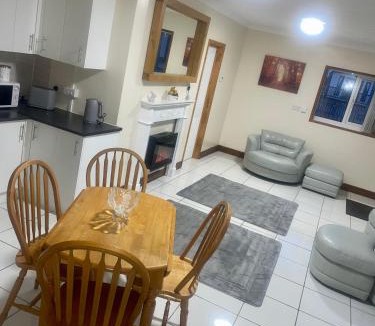 Bircotes House | Cottage- 6Guests-Parking Available