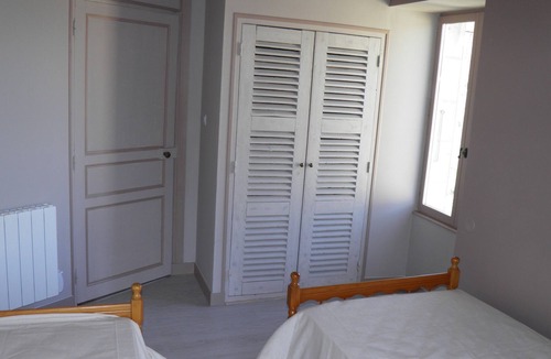 Foussais-Payre House | Cottage adjoining another cottage, with a view of a pond in the Vendée bocage