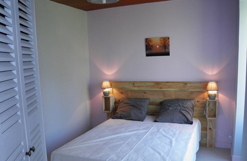 Foussais-Payre House | Cottage adjoining another cottage, with a view of a pond in the Vendée bocage