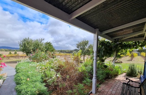 Clunes Cottage | Cottage amongst the vines.