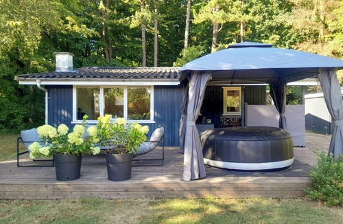 Hou House | Cottage at forest edge with hot tub near Hals