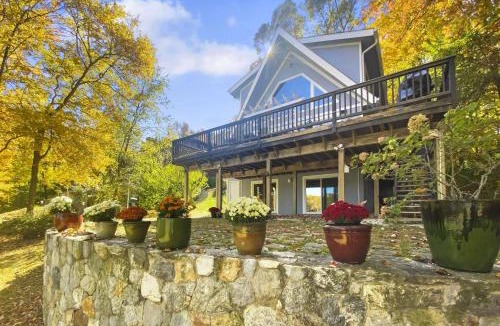 Newtown House | Cottage at Sunny Day