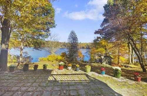Newtown House | Cottage at Sunny Day