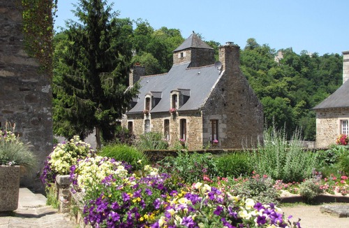 Lehon House | cottage at the edge of the water