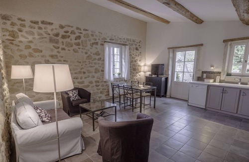 Colonzelle Cottage | Cottage 'Atelier' with Shared Pool, Shared Terrace and Wi-Fi