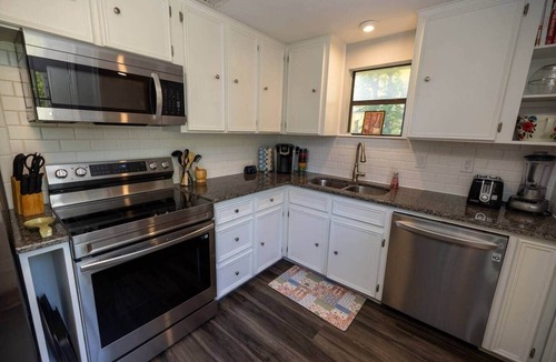 Woodstone Village House | Cottage ATX | 3BR GFiber WiFi Keep Austin Cozy