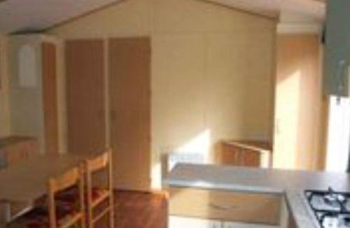 Salles-Curan Other | Cottage au bord du lac avec terrasse, idéal pour 5 personnes - API-1-52-726