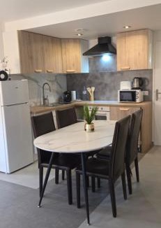 Oinville-sur-Montcient Apartment | Cottage au bord de bassin