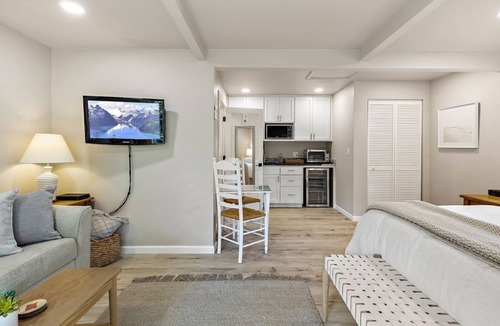 Jacksonville Cottage | Cottage B with Private Patio