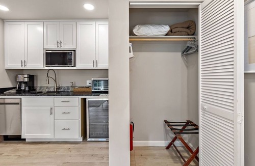 Jacksonville Cottage | Cottage B with Private Patio