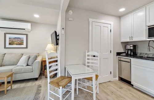 Jacksonville Cottage | Cottage B with Private Patio