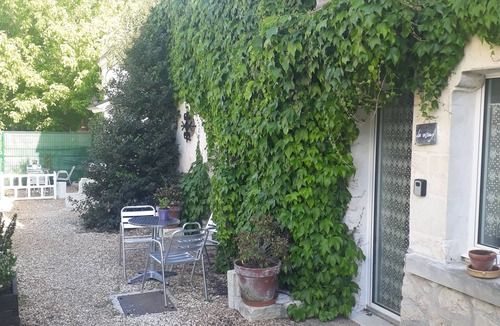 Varrains Cottage | Cottage birds in the countryside
