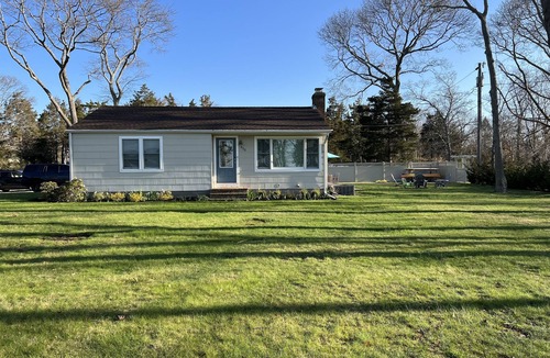 Southold Cottage | Cottage by Cedar Beach