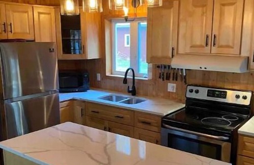 Amherst Cottage | Cottage by River Falls with Hot Tub & Sauna