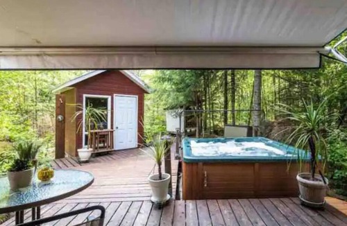 Amherst Cottage | Cottage by River Falls with Hot Tub & Sauna