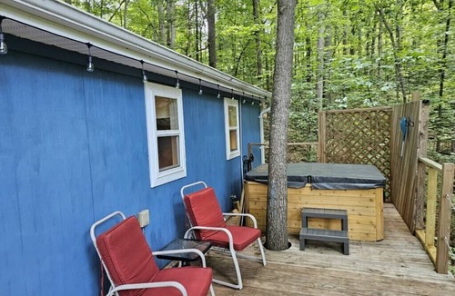 Lynn House | Cottage by the lakeshore with a private hot tub!