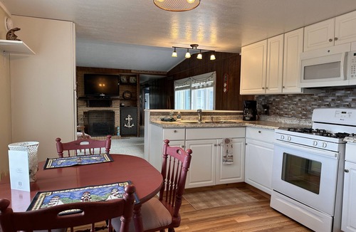 Cape Vincent House | Cottage by the River - Pet OK, Marinas & Swimming nearby.