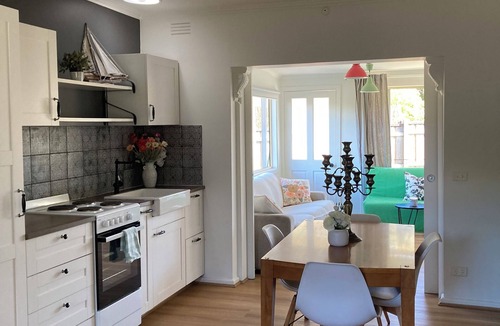 Capel Sound Cottage | Cottage by the Sea -Quick response 24/7