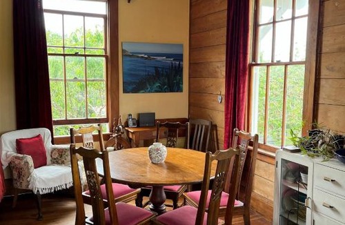 Raglan House | Cottage by the Sea