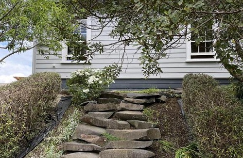 Raglan House | Cottage by the Sea