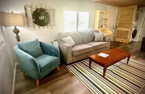 Ellisville Cottage | Cottage Charm - Quiet, cosy, pet friendly stay.