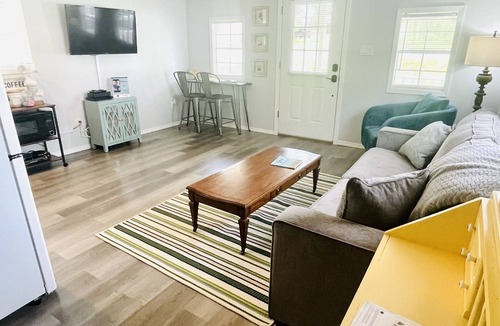 Ellisville Cottage | Cottage Charm - Quiet, cosy, pet friendly stay.