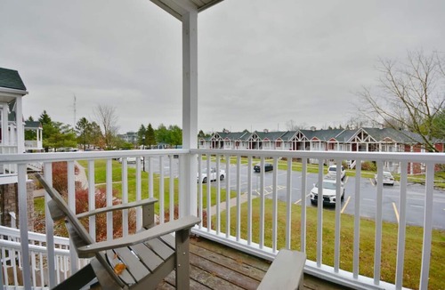 Oro-Medonte Condo | Cottage Cozy Haven king bed Suite - pullout couch.