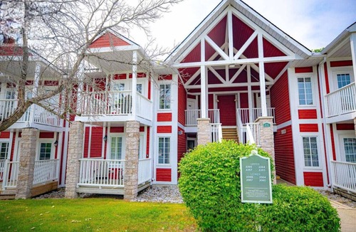 Oro-Medonte Condo | Cottage Cozy Haven king bed Suite - pullout couch.
