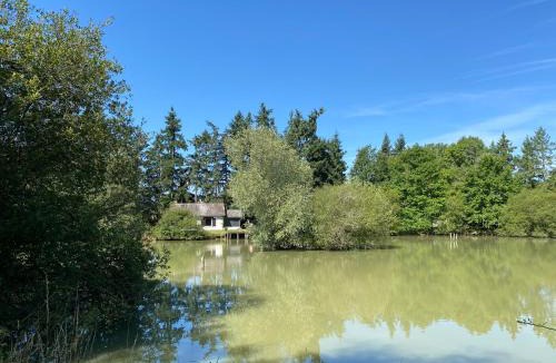 Bannegon Villa | Cottage du Diot, son lac et son île