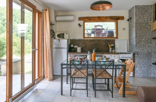 Saint-Bueil Cottage | Cottage 'Entre Lacs Et Montagne' with Mountain View, Wi-Fi and Air Conditioning