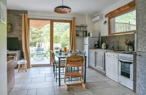 Saint-Bueil Cottage | Cottage 'Entre Lacs Et Montagne' with Mountain View, Wi-Fi and Air Conditioning