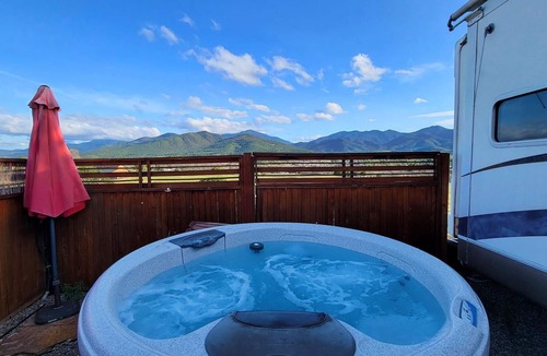 Talent House | Cottage features a queen-sized bed, dining area, and full kitchen.