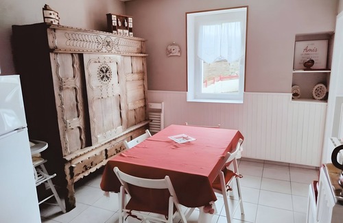 Plougonven House | Cottage for 5 – Near Baie de Morlaix with Shared Garden and Wi-Fi