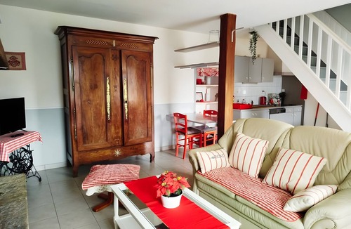 Plougonven House | Cottage for 5 – Near Baie de Morlaix with Shared Garden and Wi-Fi