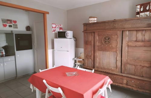 Plougonven House | Cottage for 5 – Near Baie de Morlaix with Shared Garden and Wi-Fi