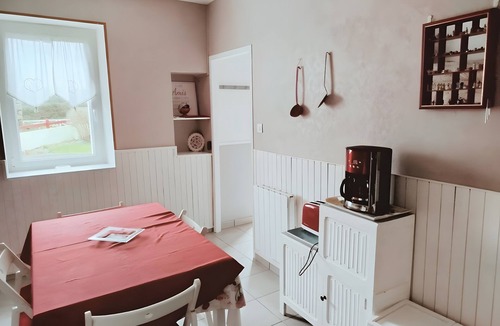 Plougonven House | Cottage for 5 – Near Baie de Morlaix with Shared Garden and Wi-Fi