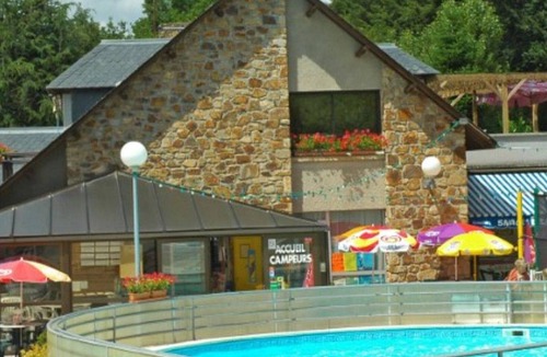 Salles-Curan House | Cottage for 5 with lakeside terrace