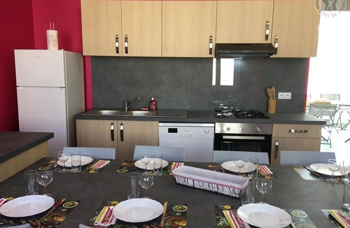 Aniche Cottage | Cottage for 8 in Aniche, private garden, parking, Wi-Fi