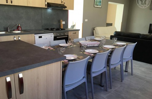 Aniche Cottage | Cottage for 8 in Aniche, private garden, parking, Wi-Fi