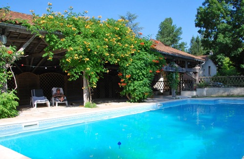 Saint-Martin-de-Riberac Cottage | Cottage 'Pas de Soucis' with shared pool