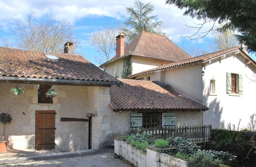 Saint-Martin-de-Riberac Cottage | Cottage 'Pas de Soucis' with shared pool