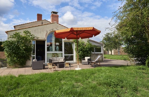 Saint-Vincent-sur-Graon Cottage | Cottage House with view on a castle