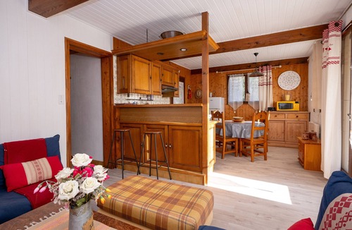 Aillon-le-Jerune Ski Chalet | Cottage "Gite 4 Personnes" with Mountain View & Shared Terrace