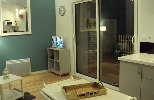 Sarrians Cottage | Cottage 'Gîte Chez Augustine' with Wi-Fi and Air Conditioning